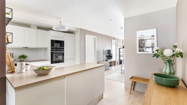 Velkommen til Storgata 6!
Kjøkkeninnredningen ble i 2022 utvidet til fordel for flere oppbevaringsmuligheter og større benkeflater, resten er fra byggeået. Alt er velholdt.