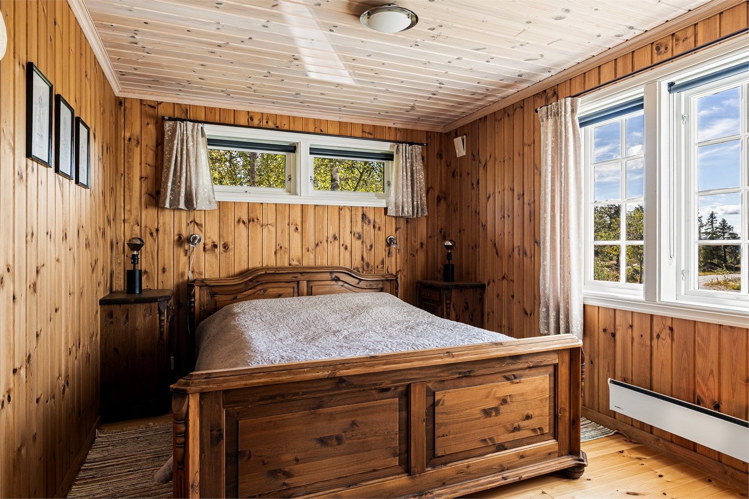 Stort soverom med plass til dobbeltseng og nattbord.