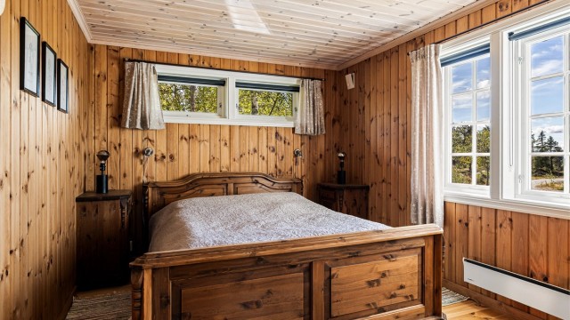 Stort soverom med plass til dobbeltseng og nattbord.