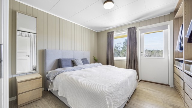 Hovedsoverommet i første etasje har direkte utgang til verandaen.