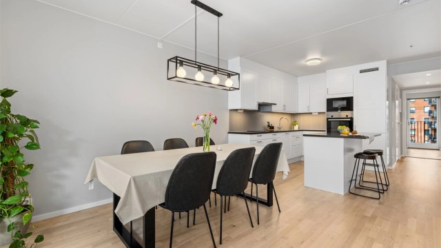 Spisesonen har god plass til et større spisebord og ligger naturlig plassert mellom stue og kjøkken.