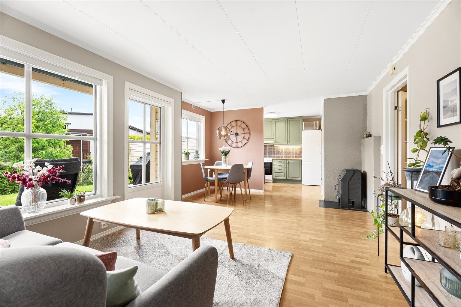 Den åpne løsningen skaper en sosial plass for å både underholde gjester samtidig som du forbereder middagen. 