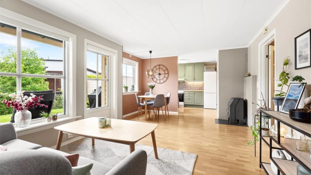 Den åpne løsningen skaper en sosial plass for å både underholde gjester samtidig som du forbereder middagen.