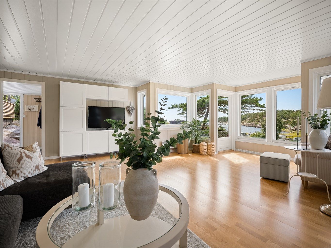 Hyttas plassering i høyden innebærer lite innsyn og flott utsikt. 