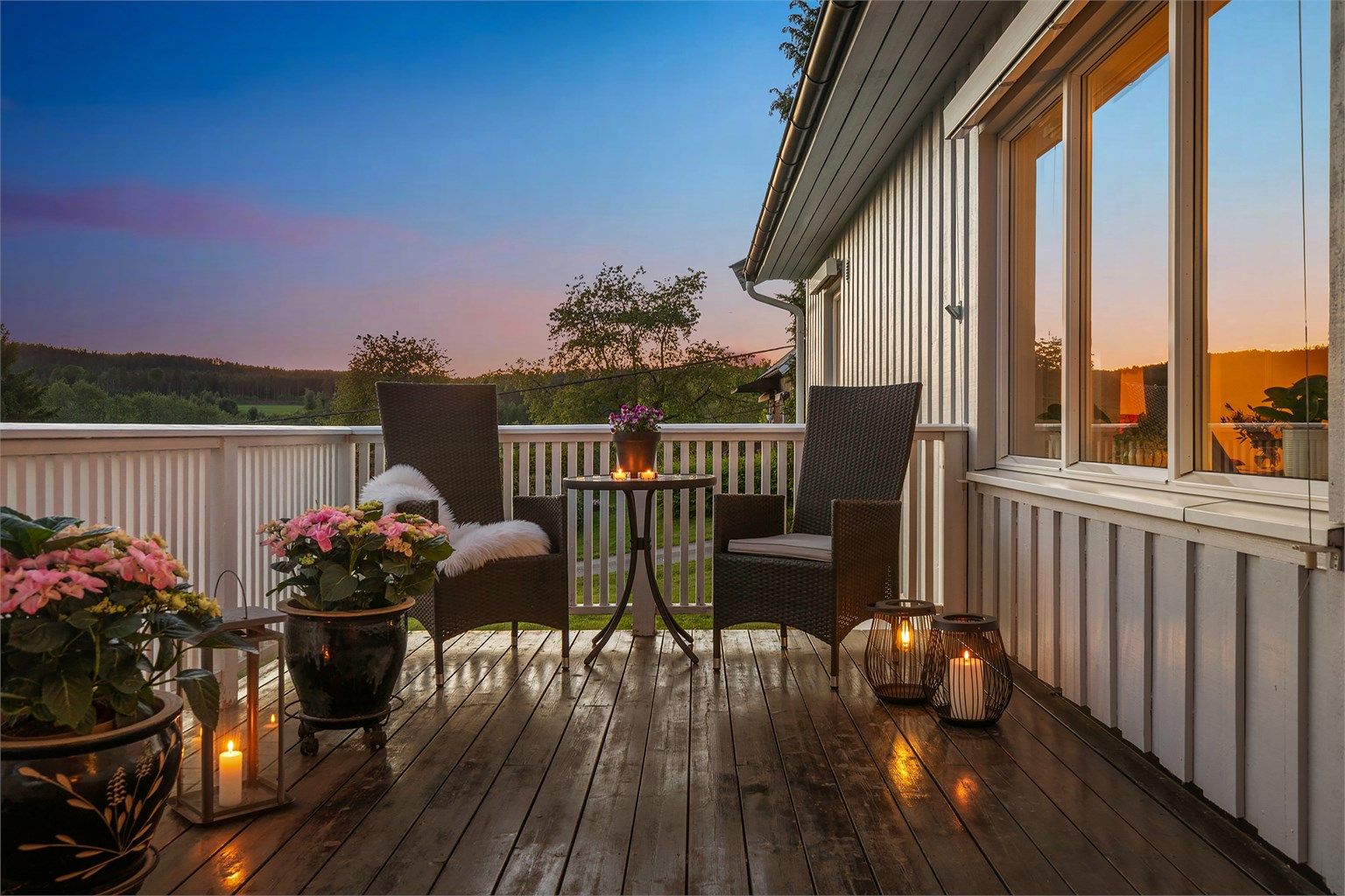 Solrikt beliggende terrasse utenfor stuen