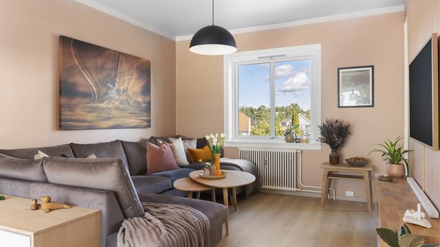Gjennomgående 3-roms andelsleilighet med nylig oppgraderte overflater.