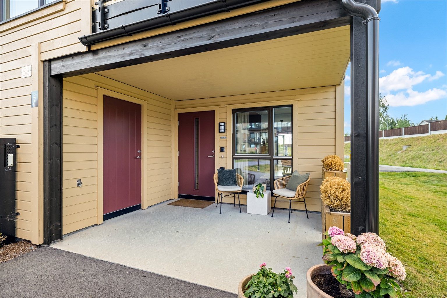 Overbygget inngangsparti med tilgang til en ekstern bod på 5 m².