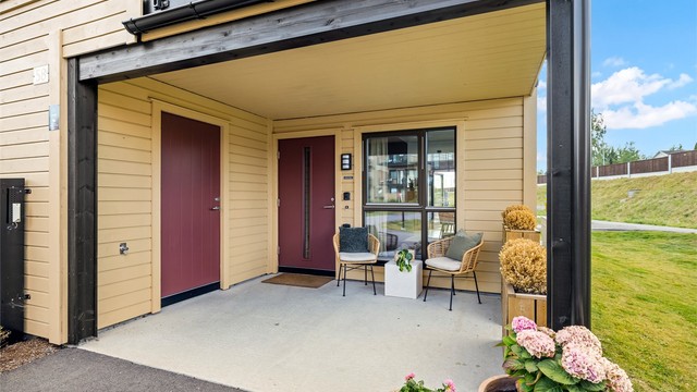 Overbygget inngangsparti med tilgang til en ekstern bod på 5 m².