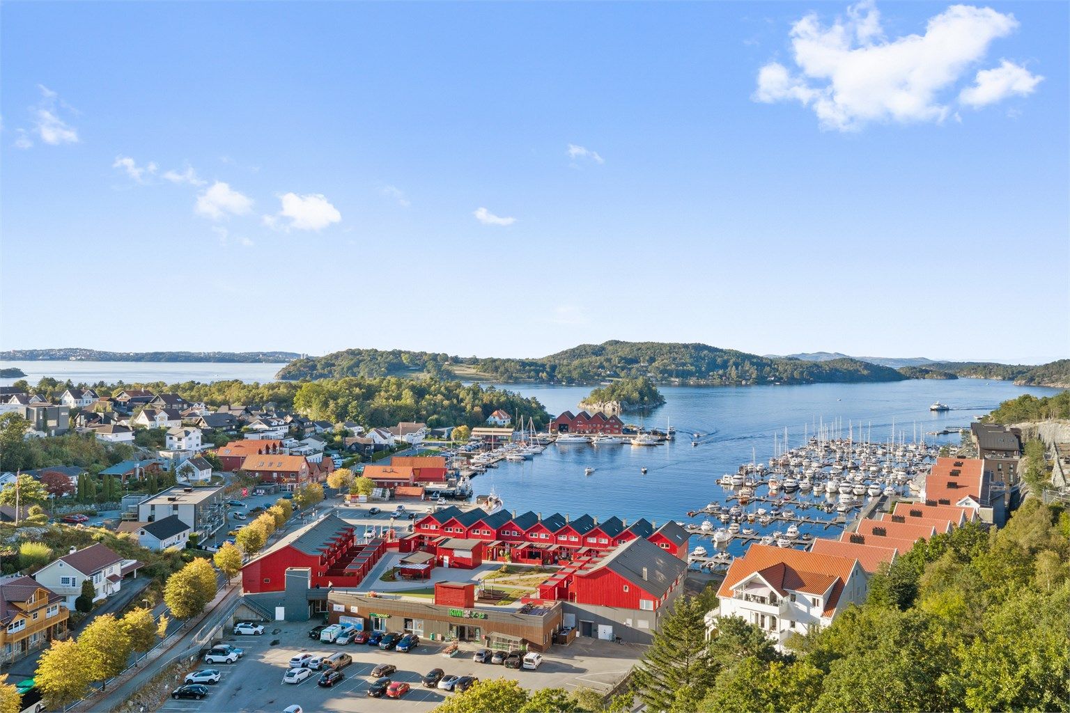 Nærområdet byr på flott kystnatur og kort vei til butikker og servicetilbud.