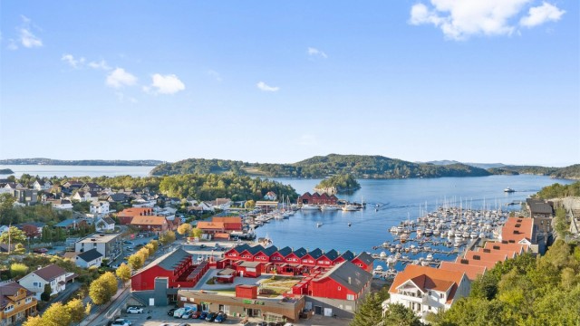 Nærområdet byr på flott kystnatur og kort vei til butikker og servicetilbud.