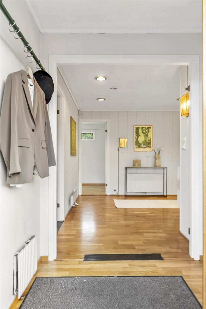 Lys og trivelig entré med plass til oppheng av yttertøy.