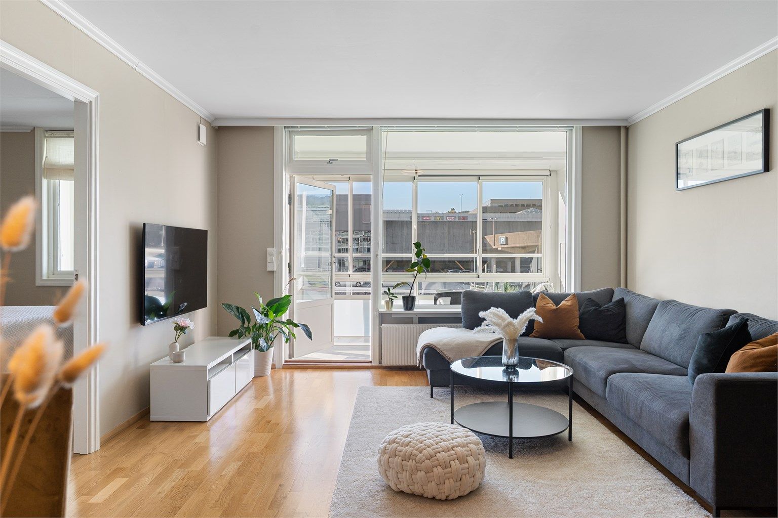 Store vinduer gir rikelig med lysinnslipp til den flotte stuen