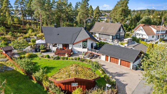 Eiendomsmegler Krogsveen v/Christian Blenne Lien ønsker velkommen til Fiolvegen 31