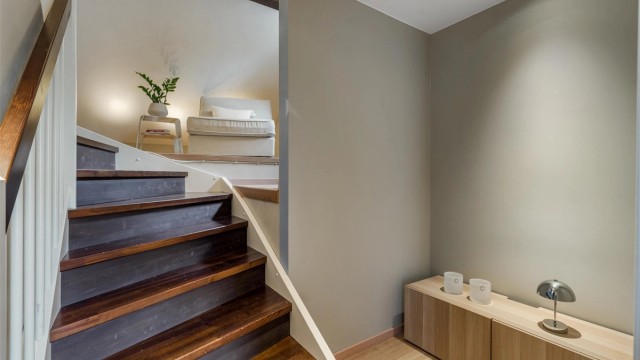 Tretrappen fører opp til boligens andre etasje og soveavdelingen.