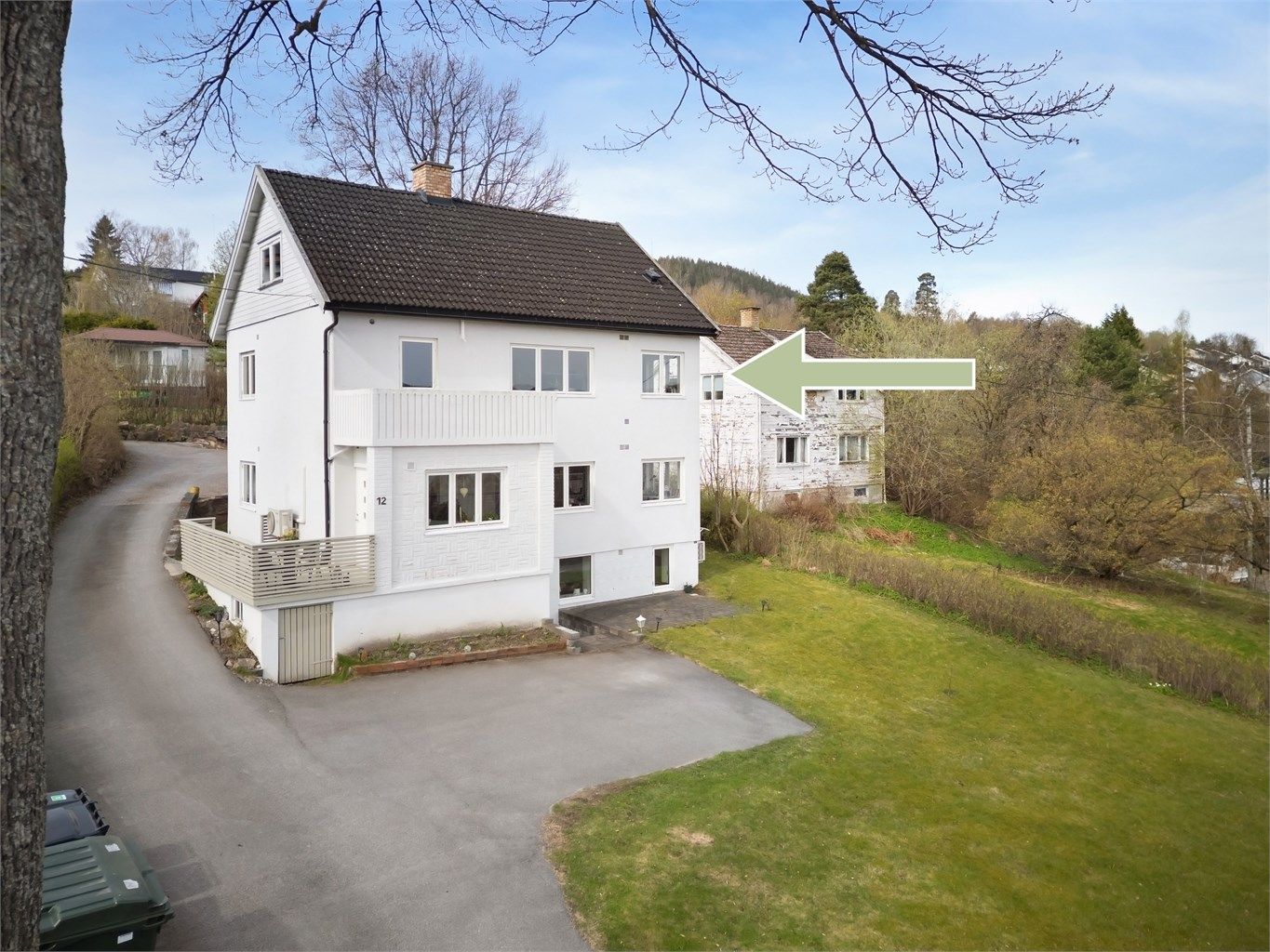 Boligen har 4 tildelte parkeringsplasser på øverste del av gårdsplassen.