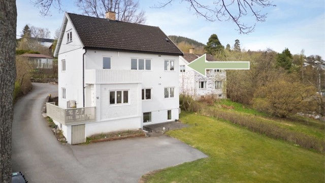 Boligen har 4 tildelte parkeringsplasser på øverste del av gårdsplassen.