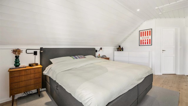 Rommet har vært benyttet som hovedsoverom, da rommet har en praktisk plassering ifht. bad og har et eget garderoberom.