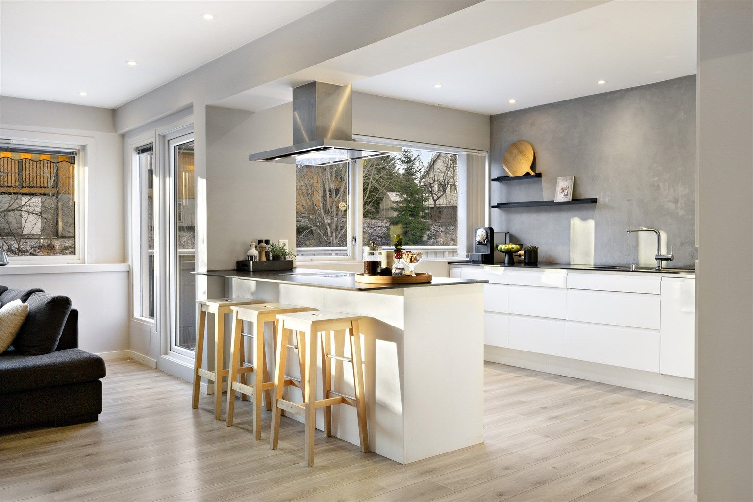 Kjøkkeninnredning fra 2015 med slette fronter og høytrykkslaminert benkeplate.