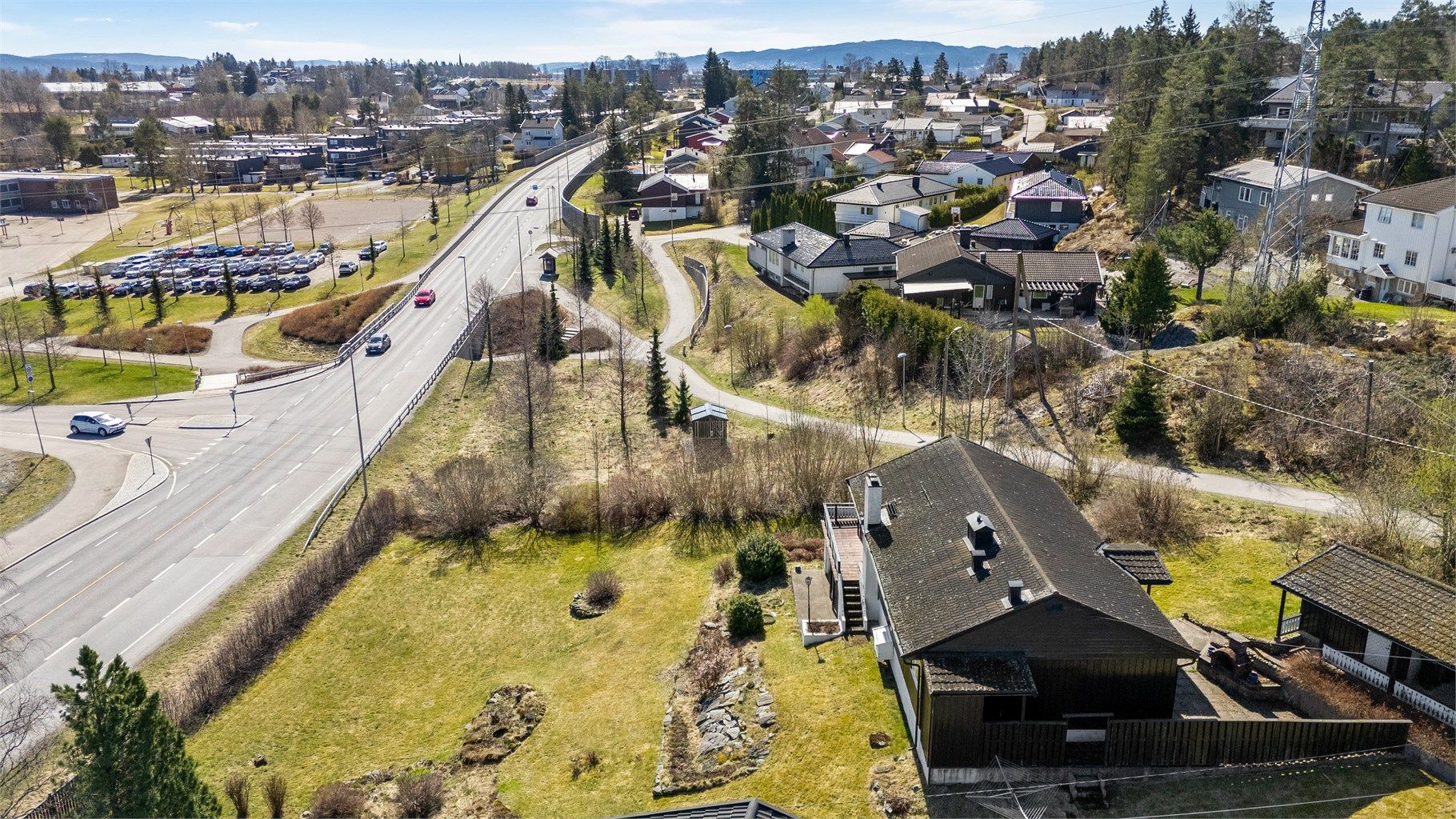 Herfra er det kort vei til flotte tur- og friluftsområder i Romeriksåsen, både sommer og vinter.