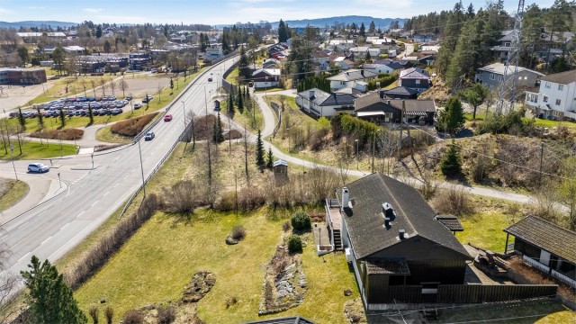 Herfra er det kort vei til flotte tur- og friluftsområder i Romeriksåsen, både sommer og vinter.