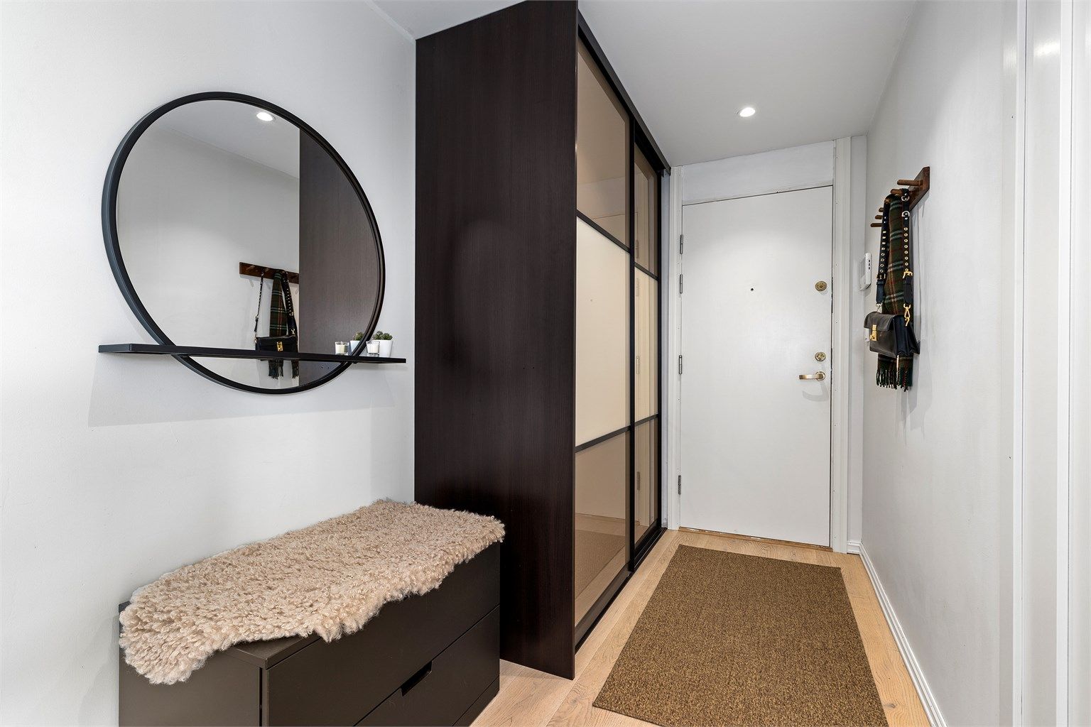 God plass til oppbevaring av yttertøy og sko, samt en romslig skyvedørsgarderobe.