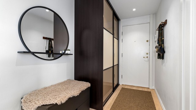 God plass til oppbevaring av yttertøy og sko, samt en romslig skyvedørsgarderobe.