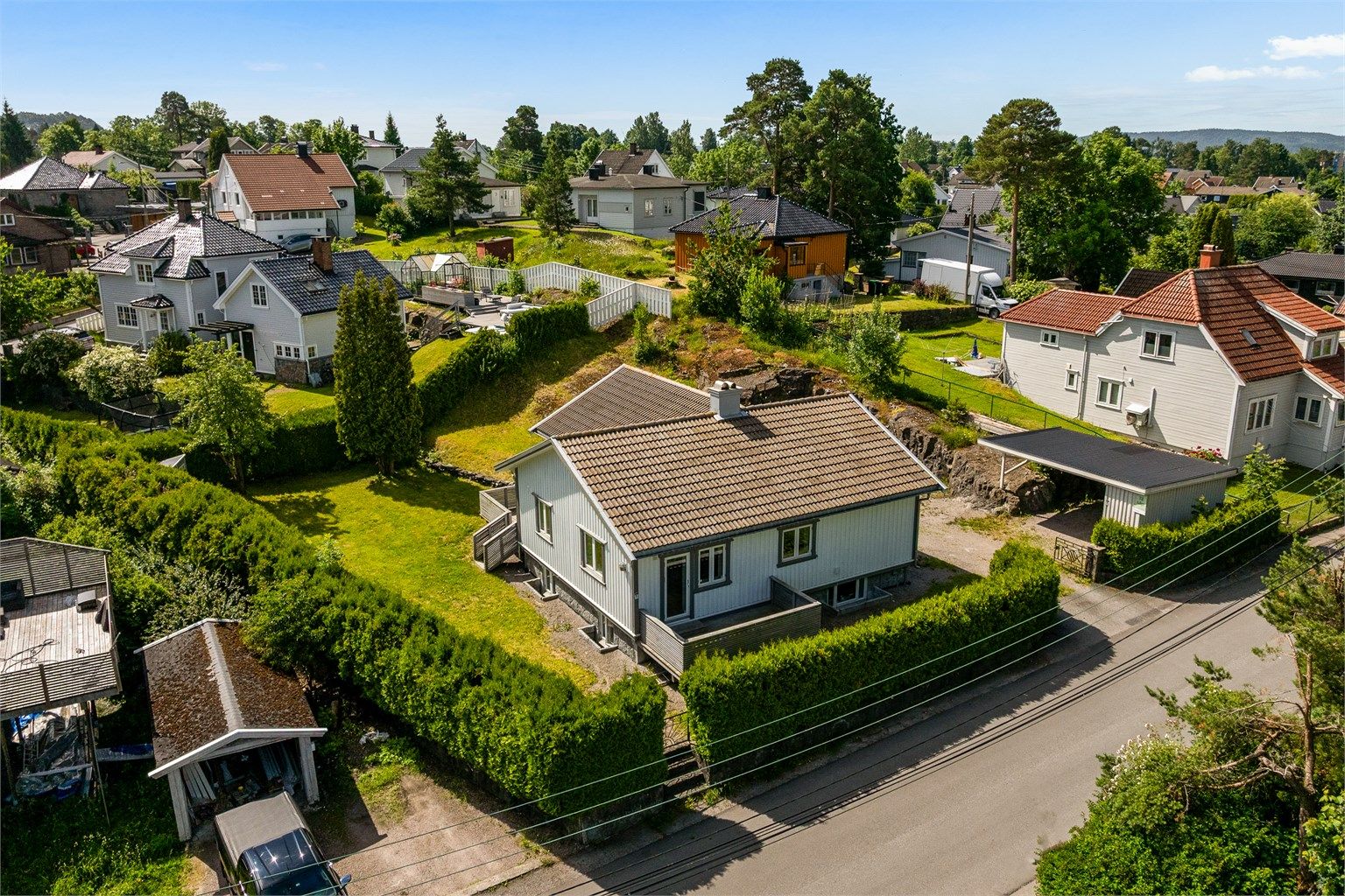 Boligen ligger skjermet fra byens travle hverdag, men fortsatt med gangavstand til sentrum.