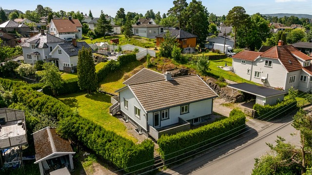 Boligen ligger skjermet fra byens travle hverdag, men fortsatt med gangavstand til sentrum.