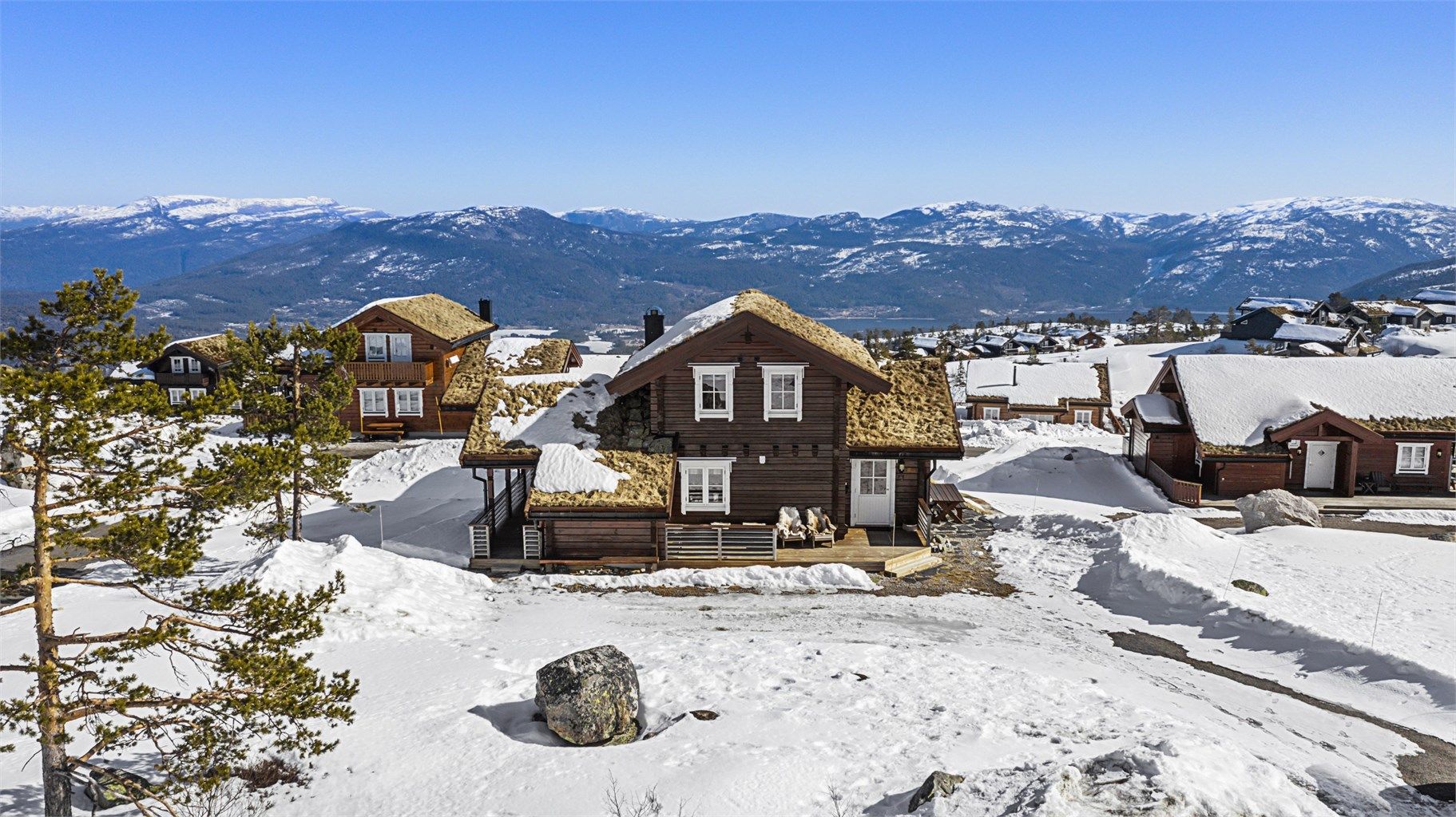 Her, 715 meter over havet, kan du nyte en fantastisk utsikt over Nisser, Mellomvatn og de omkringliggende fjellkjedene.