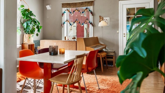 Både stuen og spisestuen har god plass til flere sosiale soner.