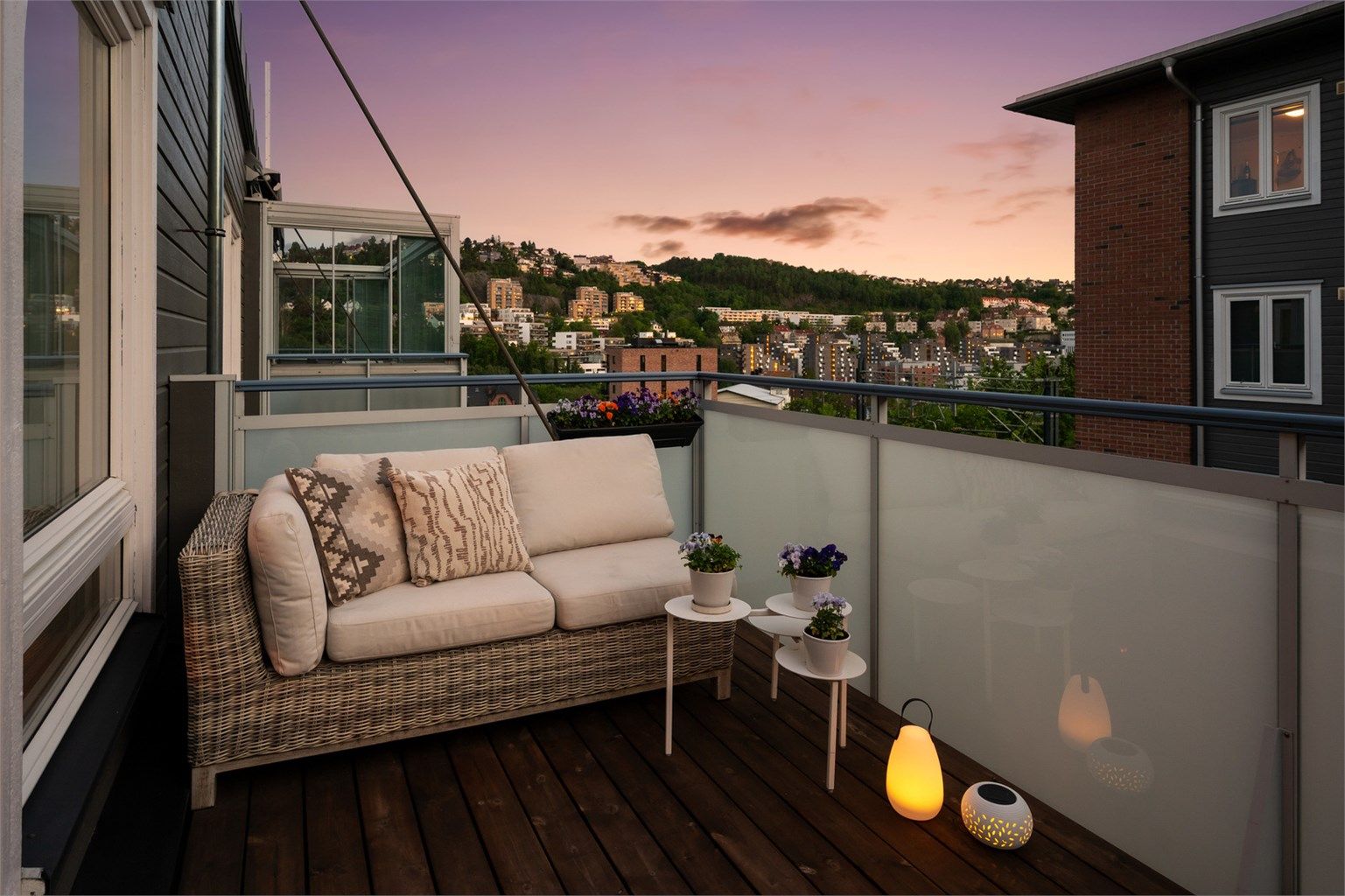 Her får du hele 57 kvm uteområder fordelt på romslig terrasse og balkong, med både morgen- og ettermiddagssol. Foto: GUTT FOTO