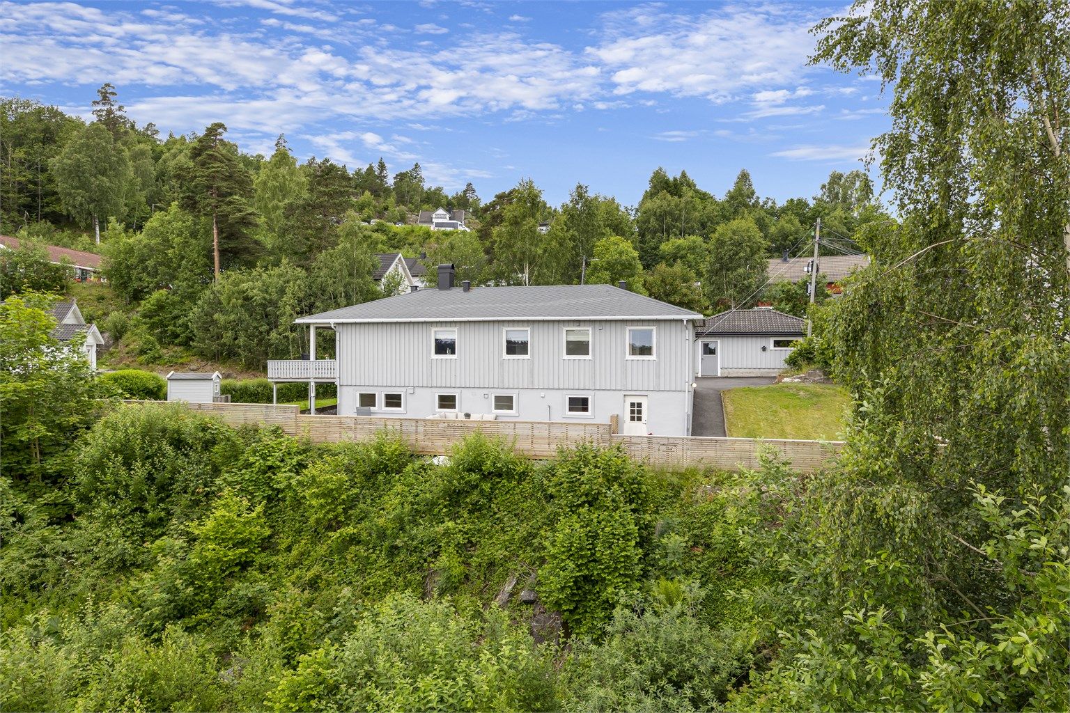 Eiendommen ligger i et etablert boligområde med kort vei til Tvedestrand sentrum.