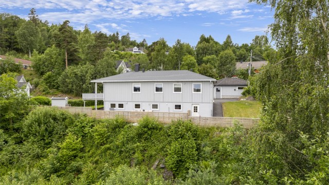 Eiendommen ligger i et etablert boligområde med kort vei til Tvedestrand sentrum.