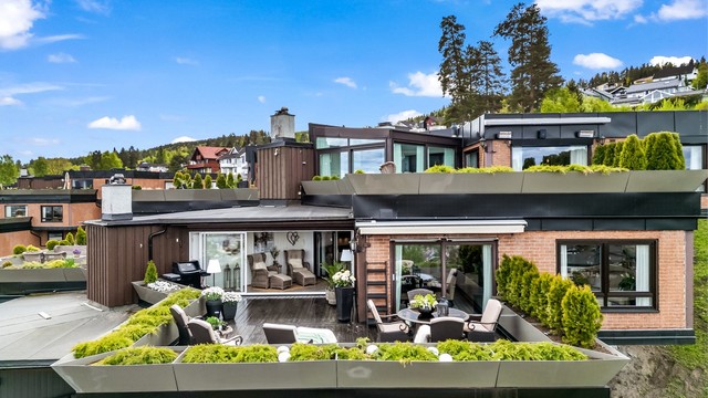 Byggets terrasserte arkitektur sikrer store, private uteplasser og gode utsiktsforhold for leilighetene.