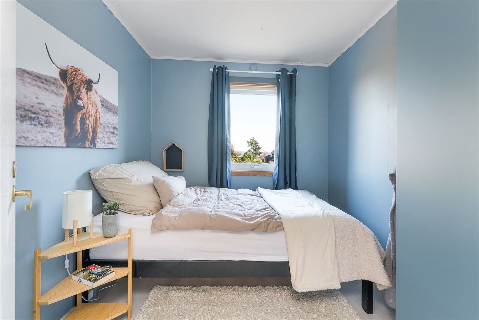 Soverom 1 har plass til dobbeltseng og nattbord