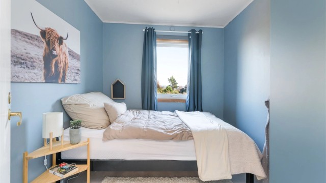Soverom 1 har plass til dobbeltseng og nattbord