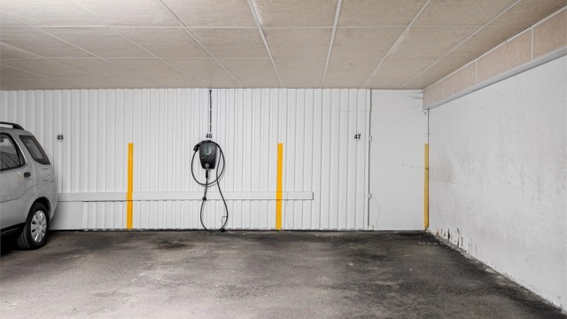 Biloppstillingsplass i garasjeanlegg, plass nr 47. Det er heis ned til garasjen fra fellesoppgang.