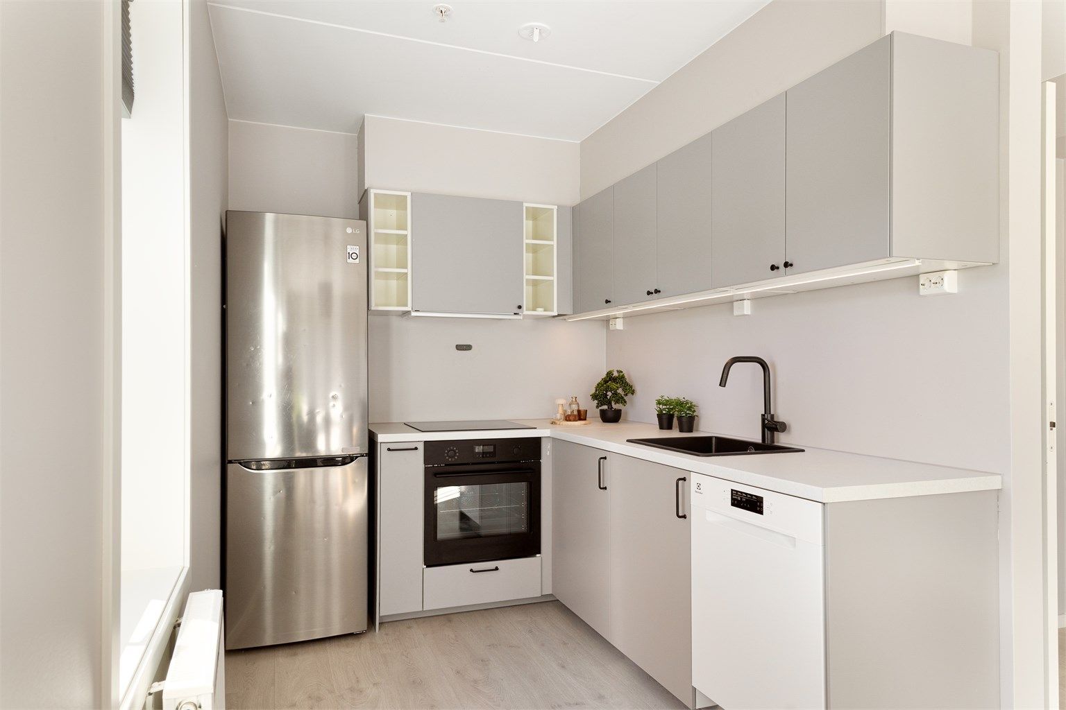 Kjøkkenet ble fornyet i 2026 og fremstår moderne og stilrent, med lys Ikea-innredning og elegante sorte detaljer. Det har integrert induksjonstopp, stekeovn og oppvaskmaskin, så her er alt klart for både hverdagsmat og helgekos.