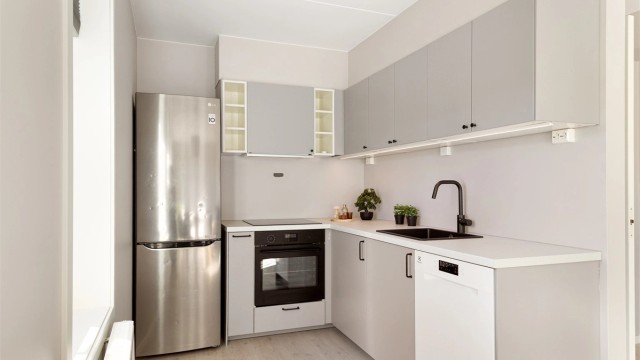 Kjøkkenet ble fornyet i 2026 og fremstår moderne og stilrent, med lys Ikea-innredning og elegante sorte detaljer. Det har integrert induksjonstopp, stekeovn og oppvaskmaskin, så her er alt klart for både hverdagsmat og helgekos.