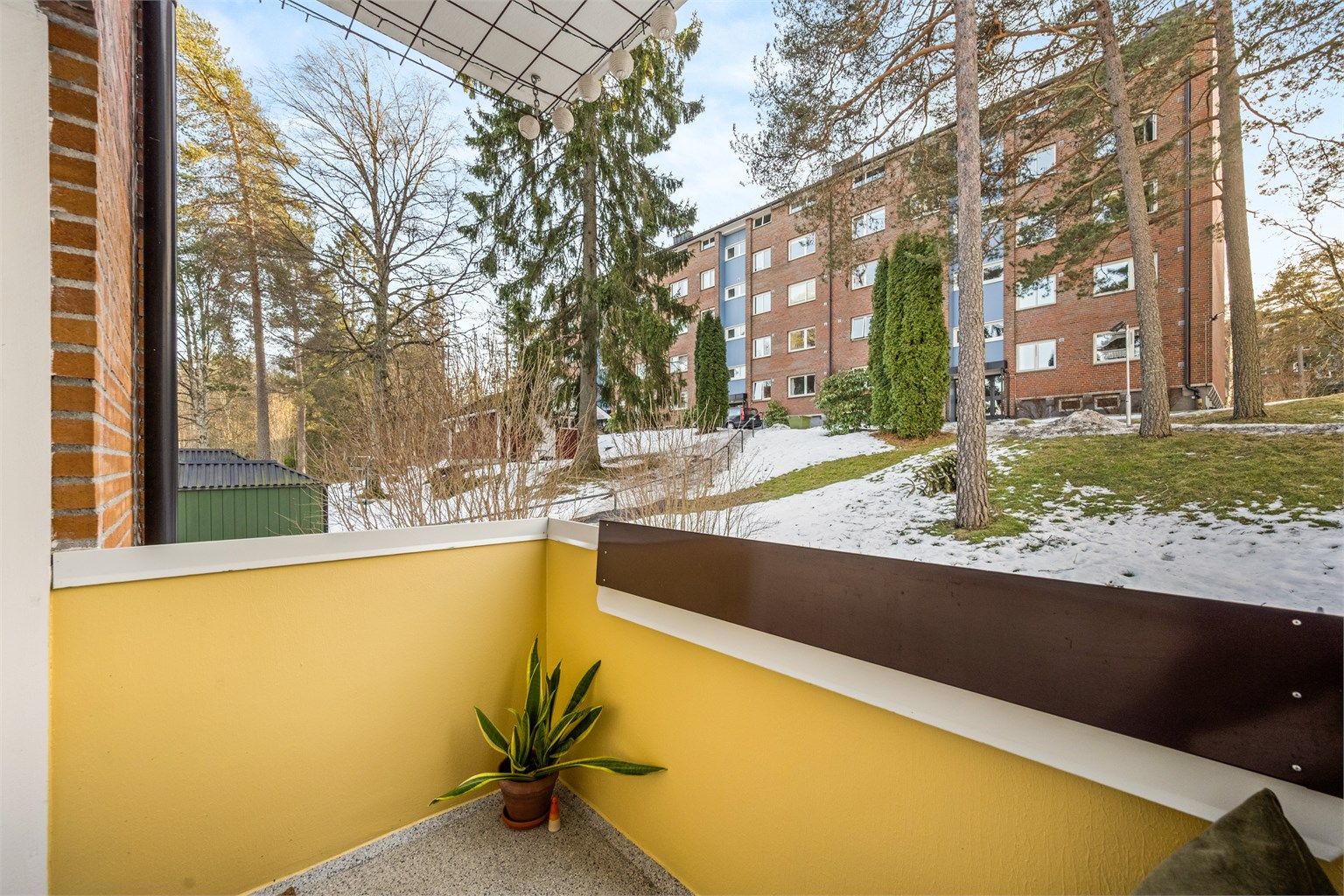 Uteplassen vender mot borettslagets rolige og grønne fellesarealer.