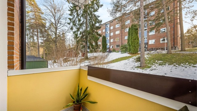 Uteplassen vender mot borettslagets rolige og grønne fellesarealer.