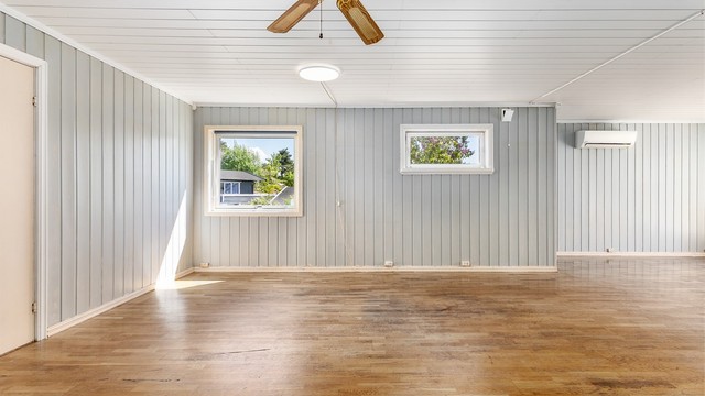 MDF-panel er i nyere tid montert blant annet i stuens himling. Øvrige overflater er av eldre årgang.