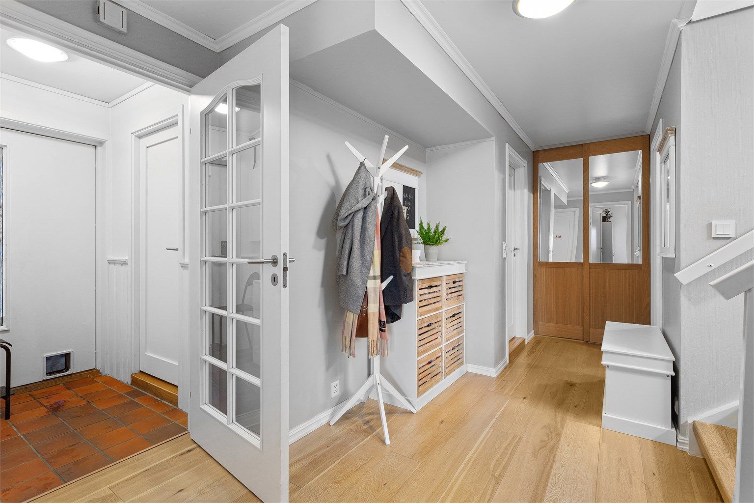 Vindfang og gang i underetasjen.