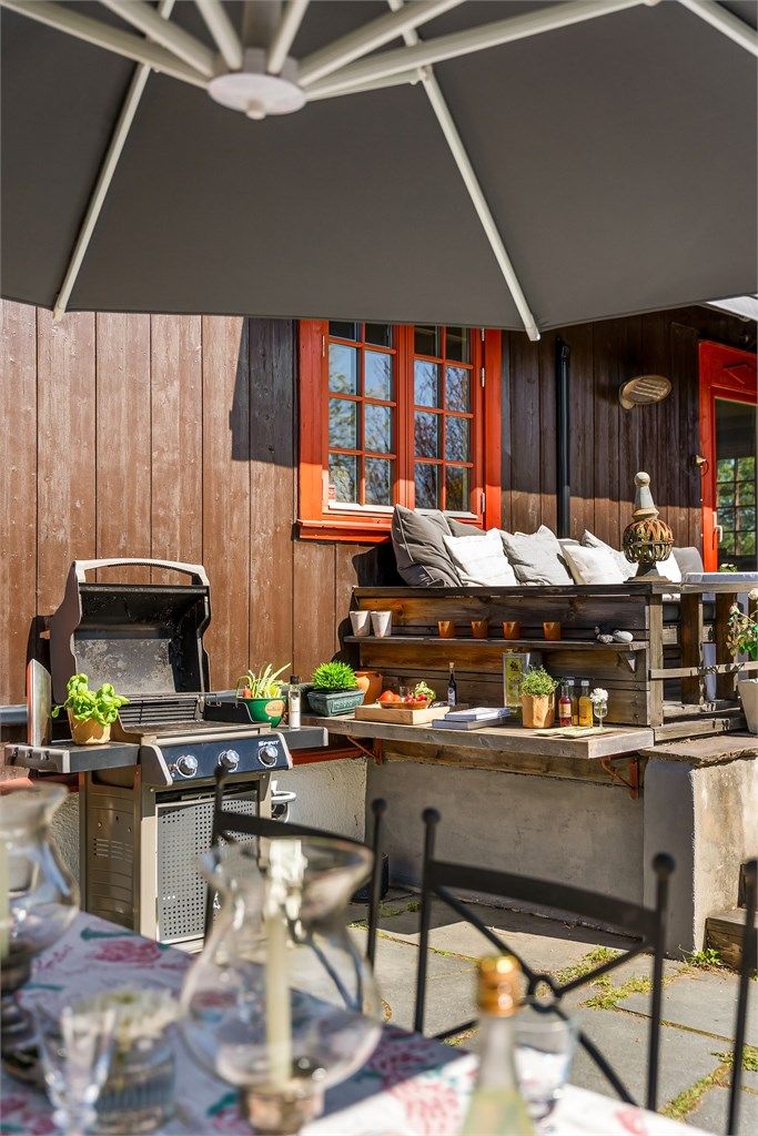 Utekjøkken og grillplass er en naturlig del av uteområdet.