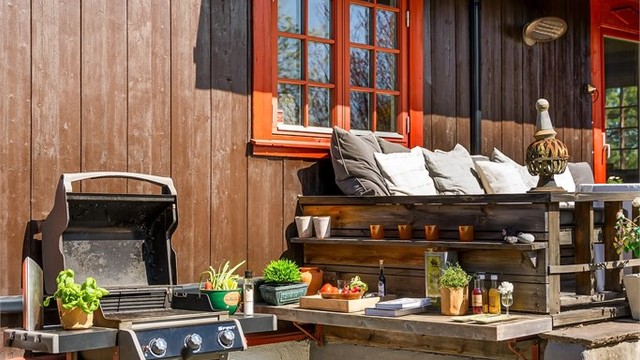 Utekjøkken og grillplass er en naturlig del av uteområdet.