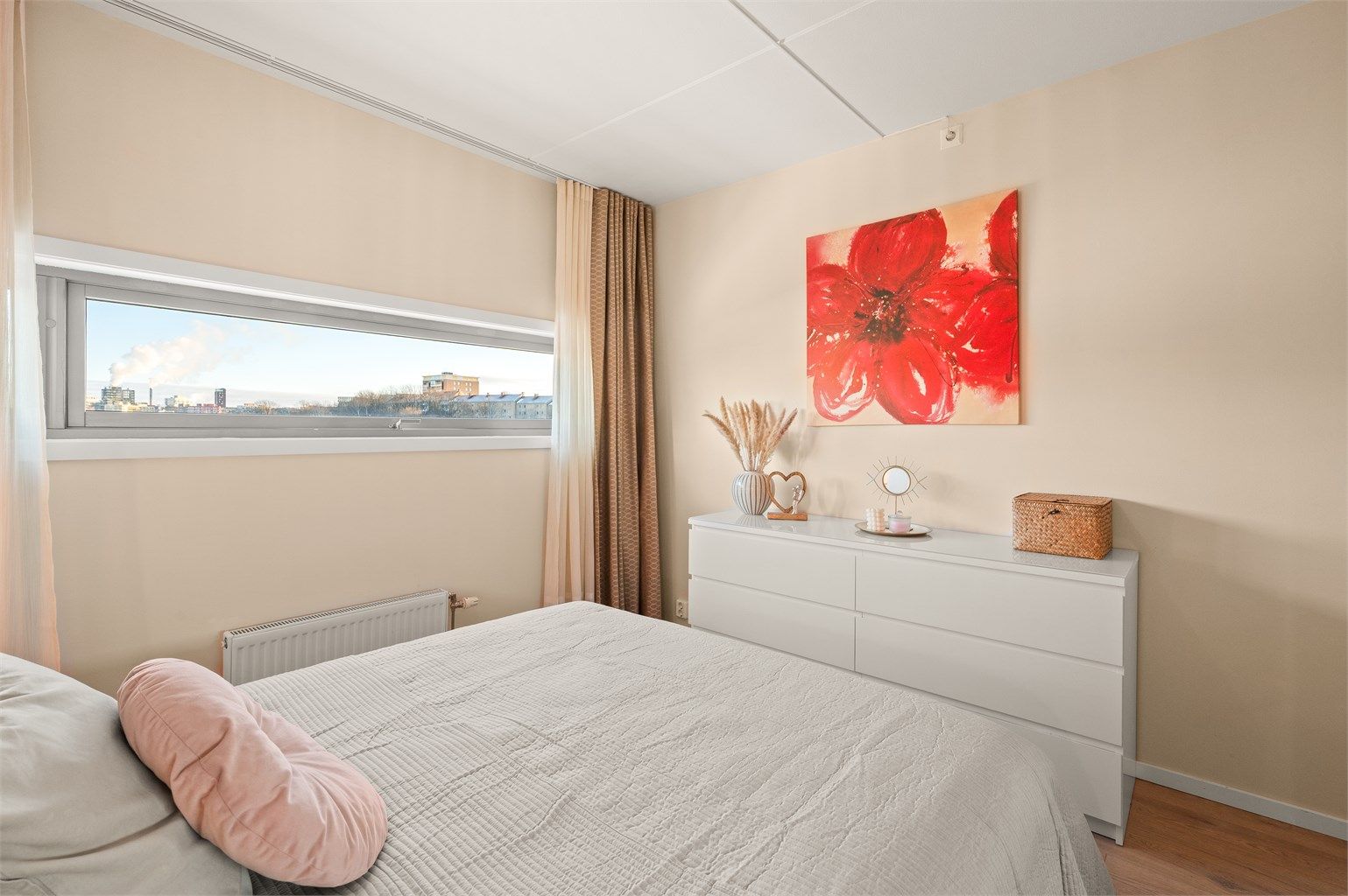 Praktisk laminatgulv og delikate, tidløse fargetoner på veggene skaper en rolig atmosfære.