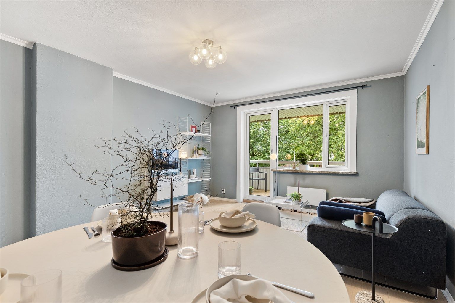 Det er rikelig med lysinnslipp gjennom store vindusflater.