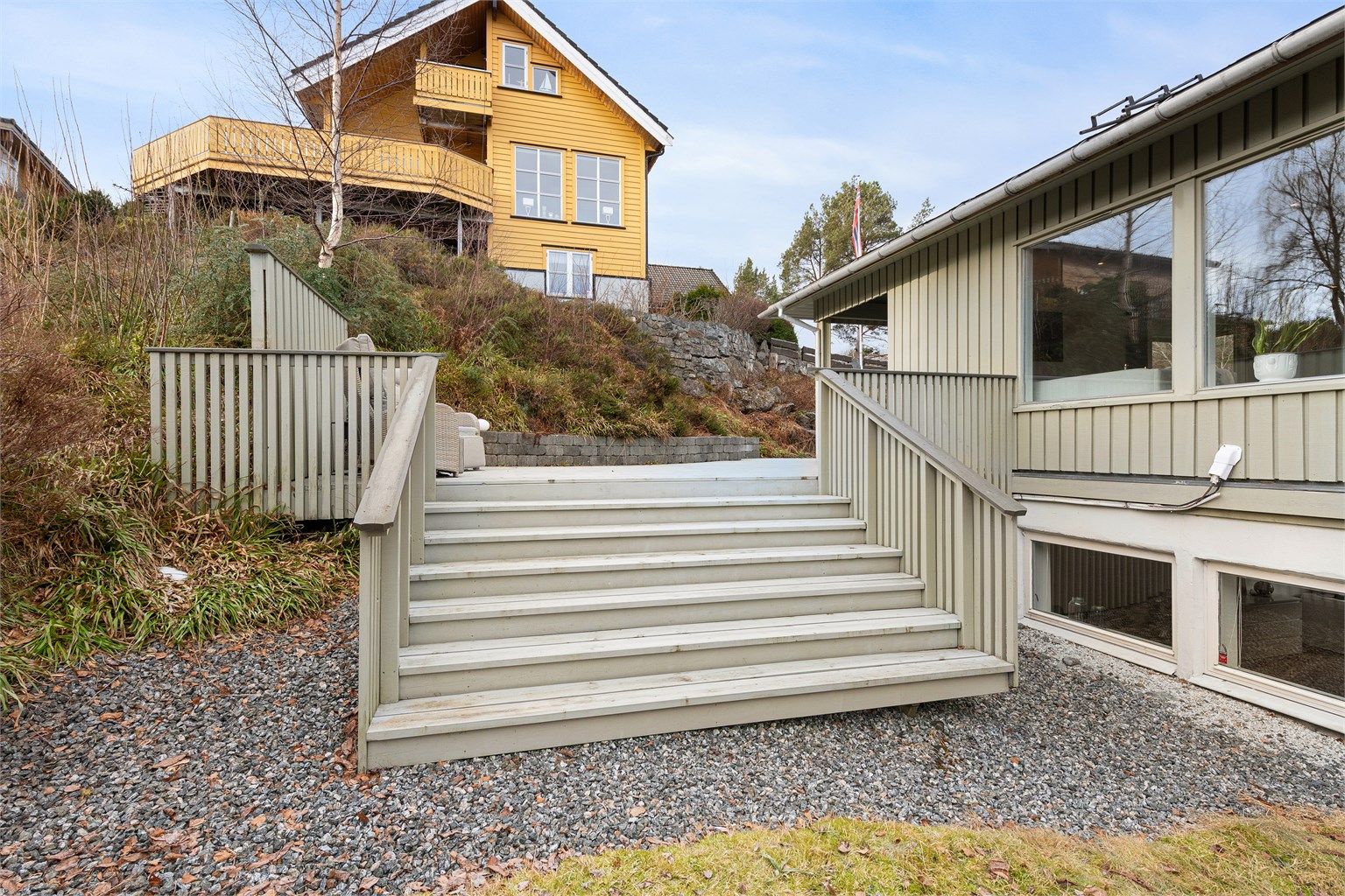 Trapp fra terrassen mot sydvest til hage mto syd