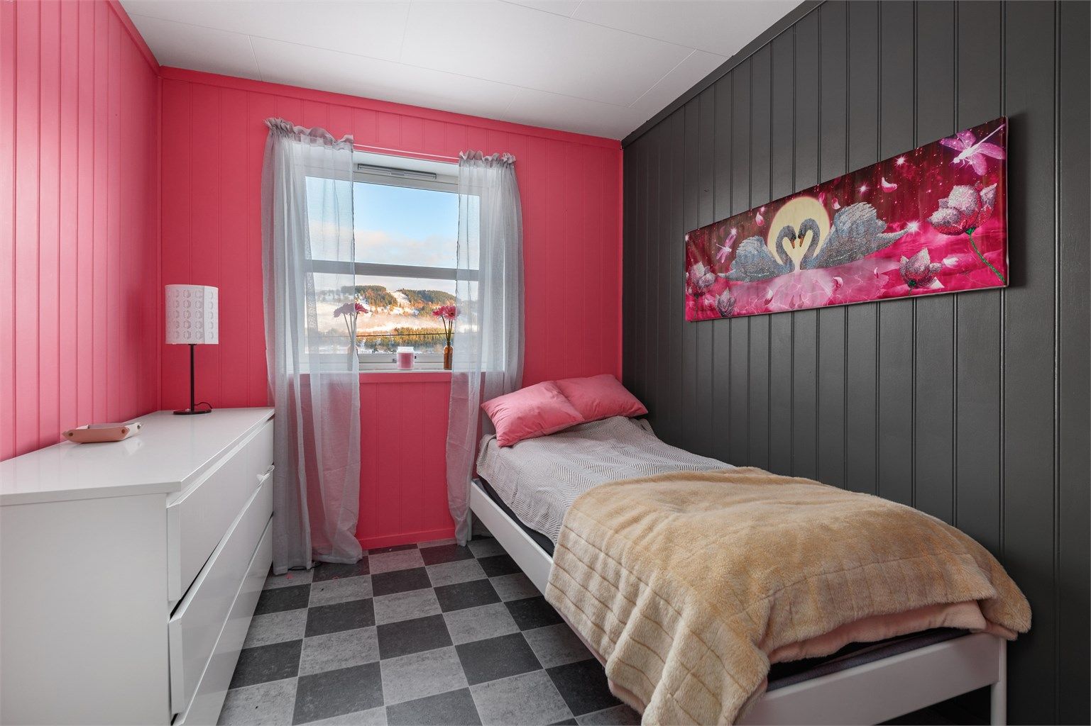 Boligen har til sammen seks soverom (hvorav fem er godkjent). 