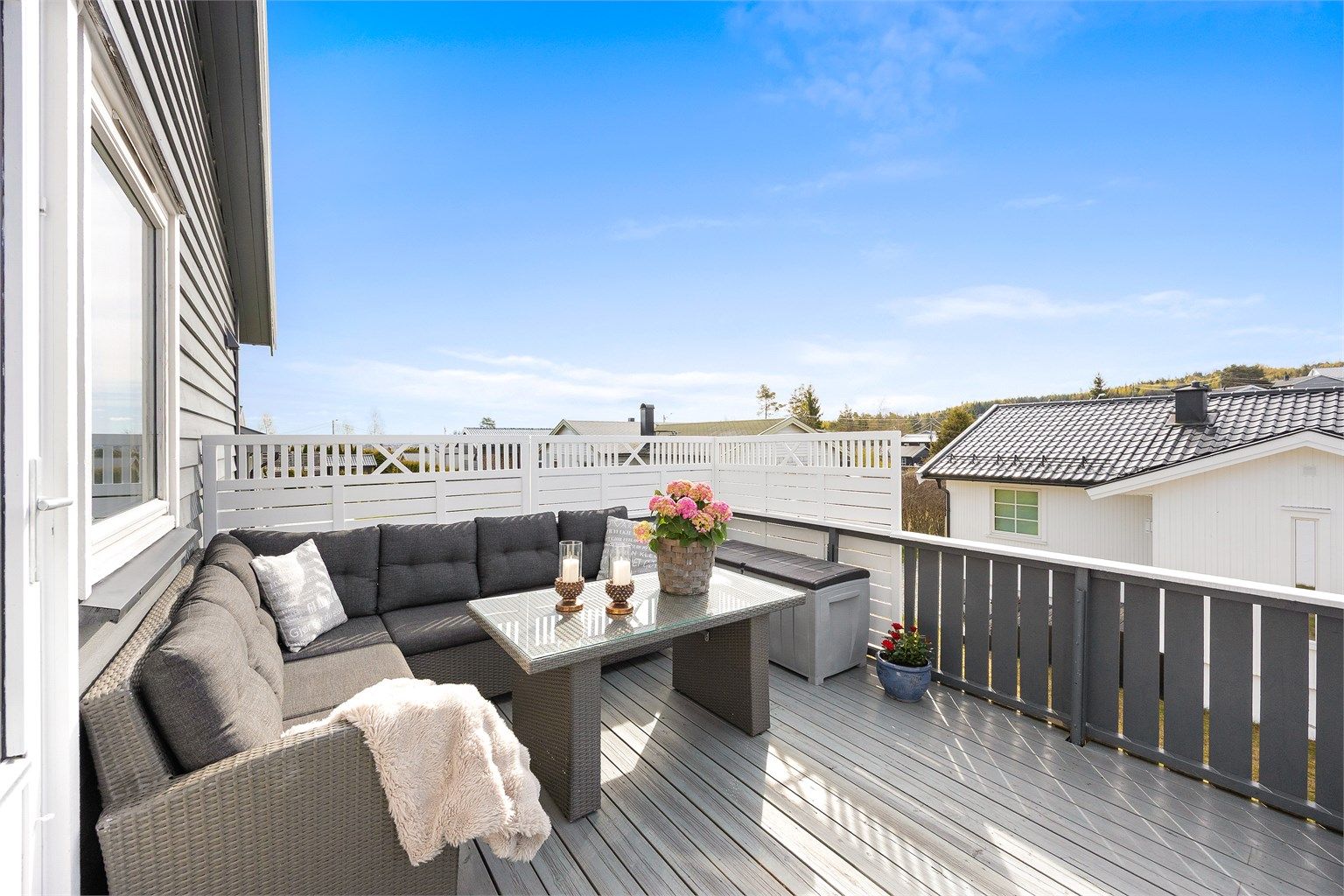 Uteområdet har en praktisk størrelse som gir mulighet for flere soner, eksempelvis sittegruppe, spiseplass og grillområde, samtidig som det fortsatt er god luft og romfølelse.